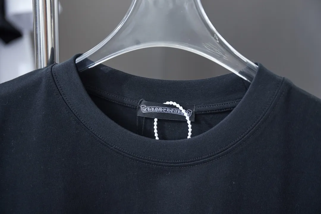 🅿️200 Chrome Hearte 25SS early spring new model, denim printed hot rhinestone short sleeves, light luxury, essential item for daily commuting for men and women, correct version, welcome to compare, detailed features · 280g 100% pure cotton double yarn jersey fabric · Custom dyed in the same cylinder, special thickened 32 pieces double-strand 1X1 thread · Denim laser burnt Chrome heart pattern ➕ Imported Australian diamonds · Double needle stitching and cross-stitch technology · Original main mark, washed tag, brand moisture-proof paper packaging Color: black/white Size: S/M/L/XL